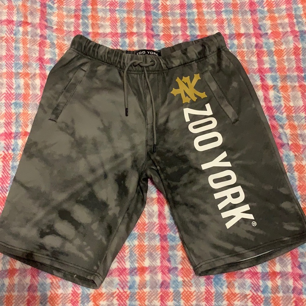 i’m selling zoo york men shorts.